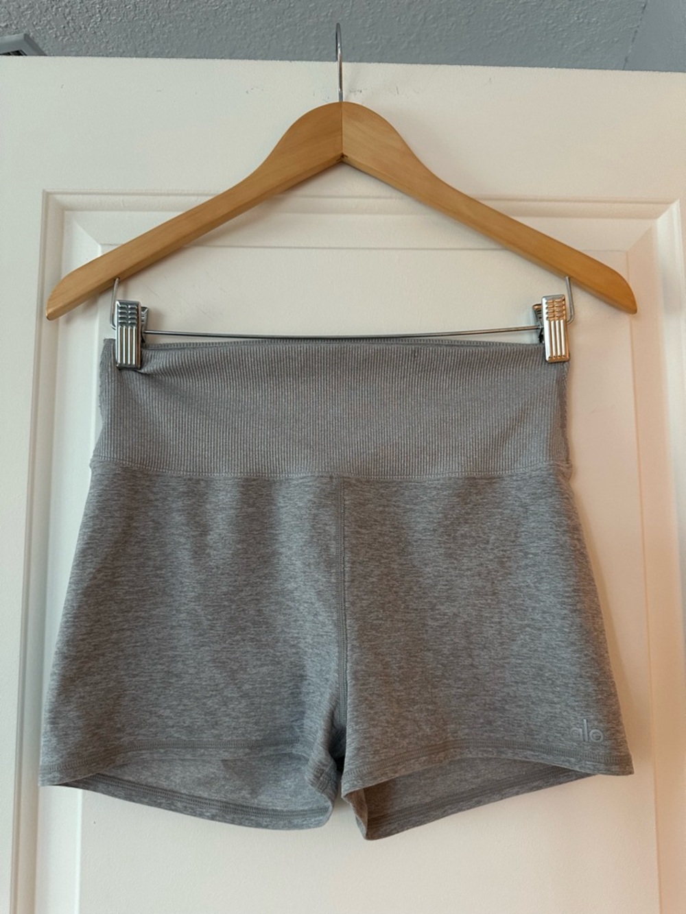 ALO Yoga High-Waist Ribbed Waistband Shorts in Gray. Size L
